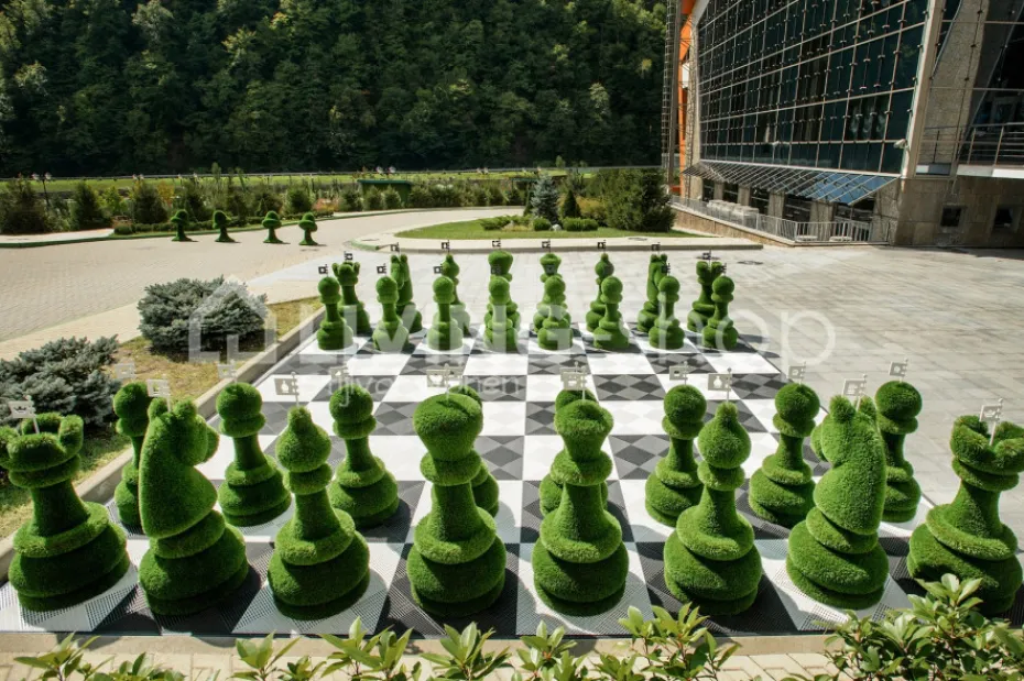 Schaakstukken tuinbeelden kunstgras