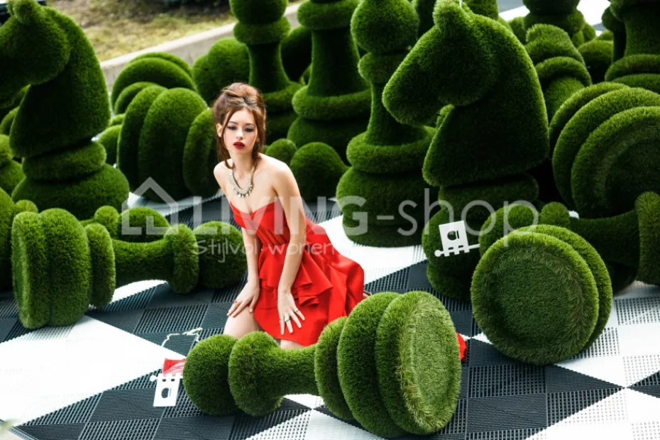 Schaakstukken tuinbeelden kunstgras